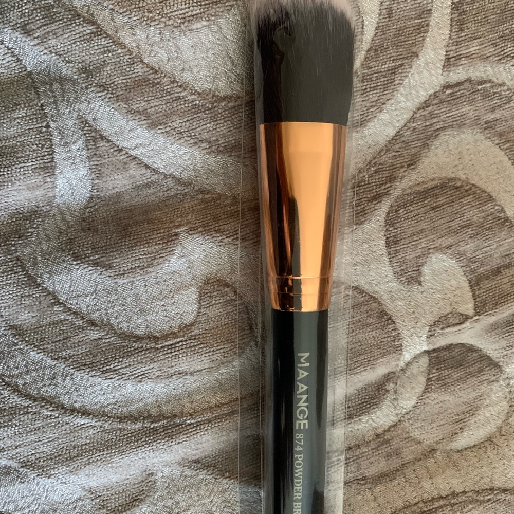 Assorted makeup brushes - Picture 2 of 5